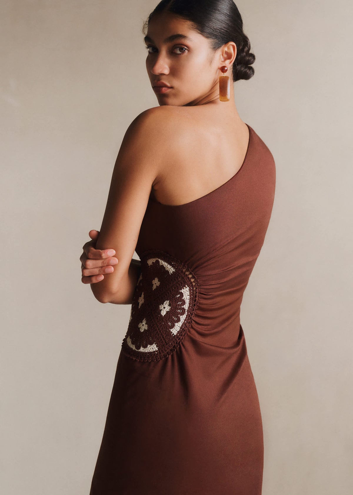 Robe Lua - Crochet crème Fond Chocolat