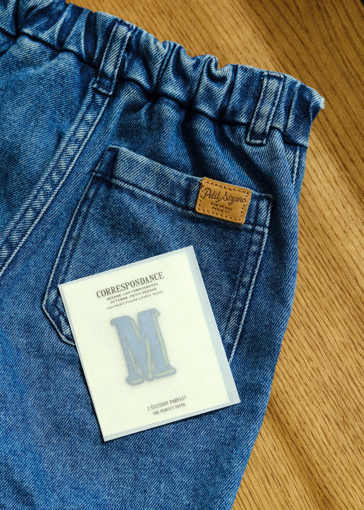 Ecusson vert / bleu - Lettre M - Bleu