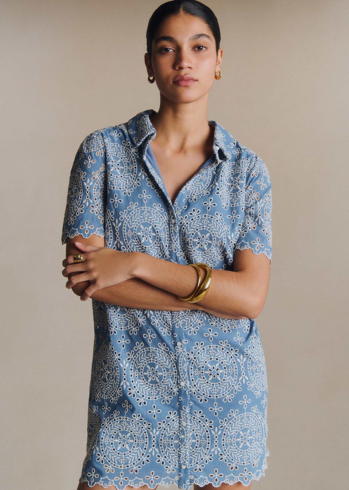 Robe Helly - Broderie Contrastée Écru Fond Bleu Vintage