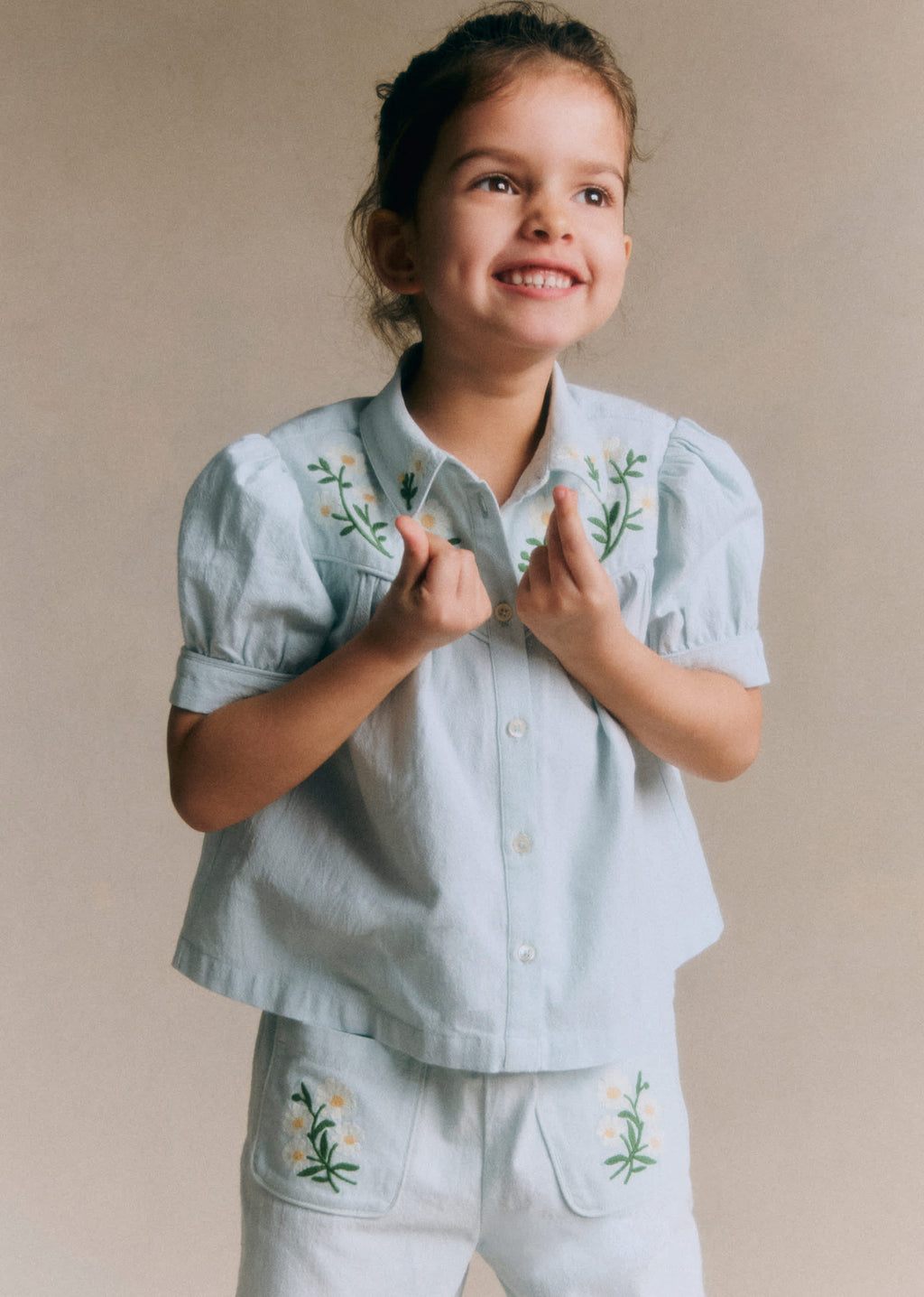 Chemise Augusta - Broderie Contrastée Marguerite Fond Bleu Ciel