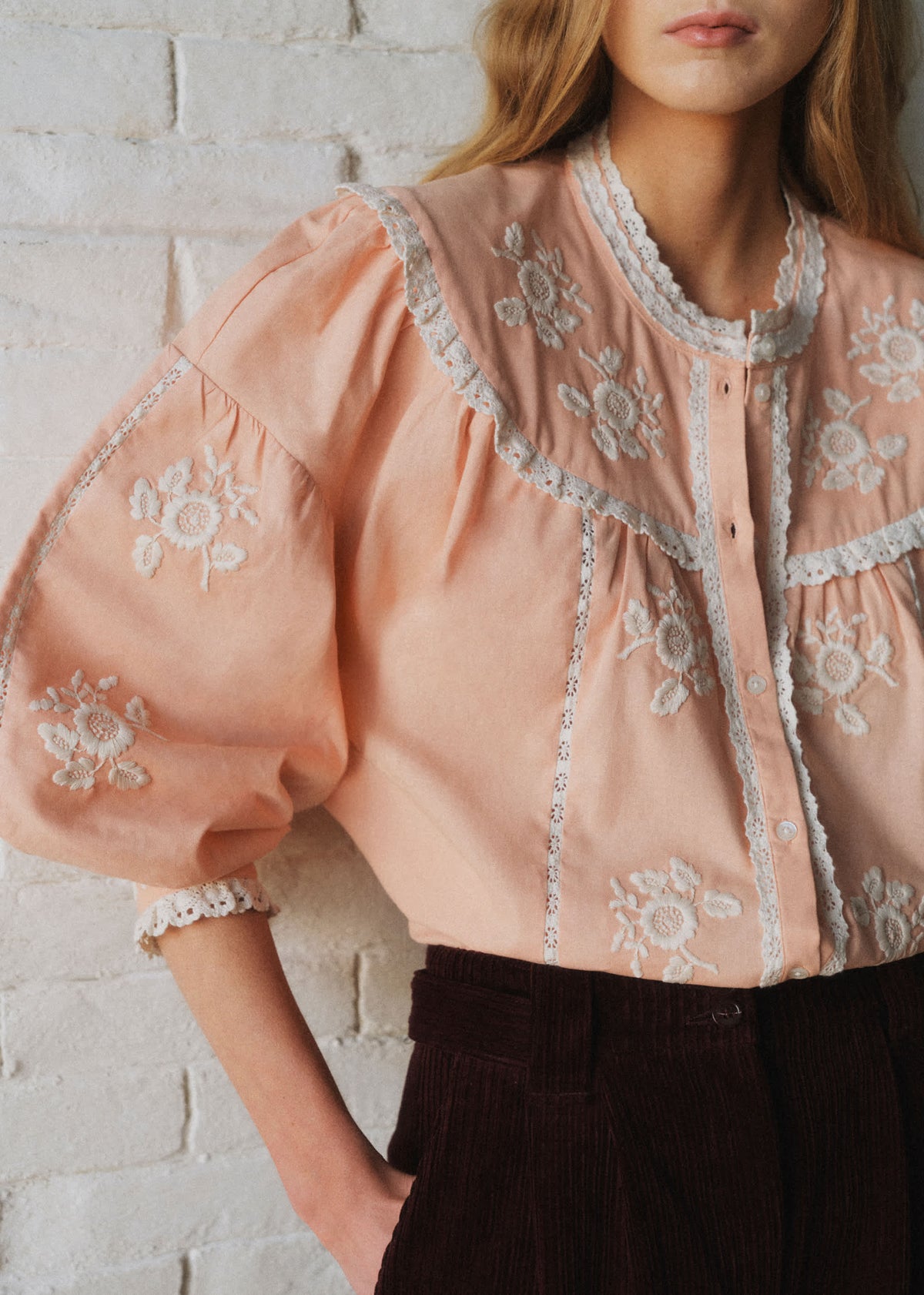 Chemise Orla - Sézane x SEA NY - Broderie Contrastée Écru Fond Rose Pastel
