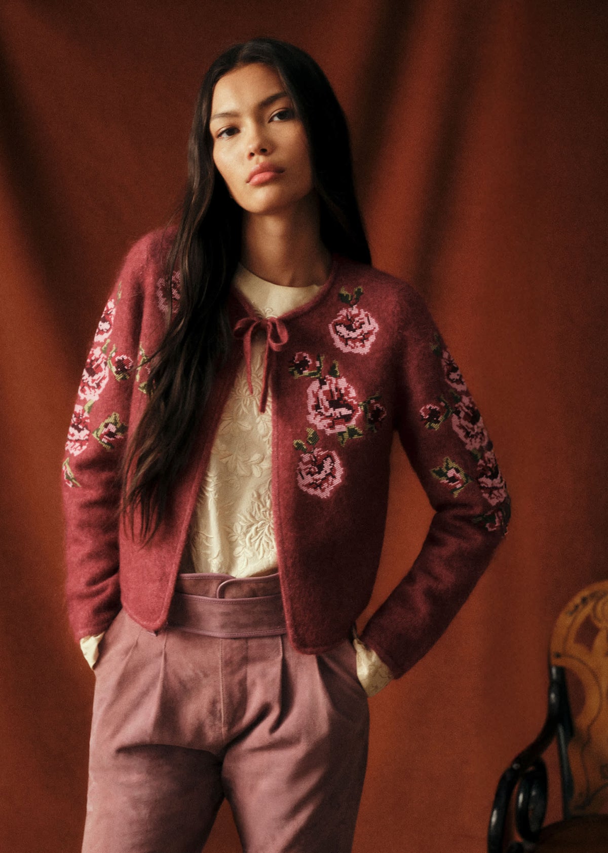Gilet Alice - Sézane x Baziszt - Fleurs Brodées Fond Bois De Rose Foncé