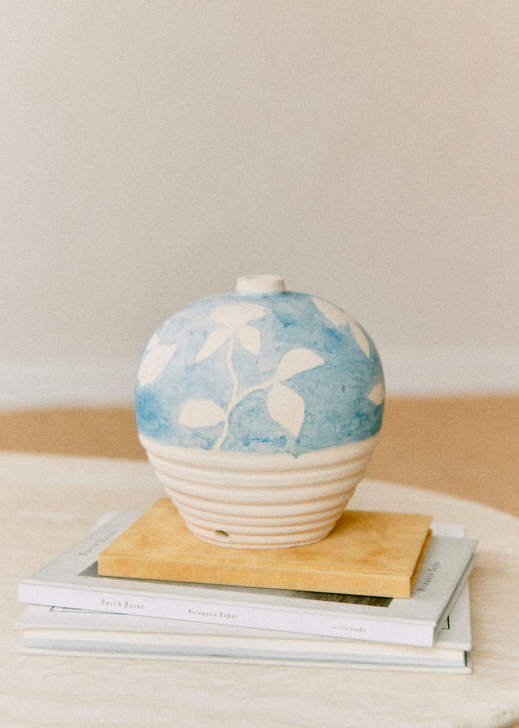 Poterie décorée petit modèle - Maia Bunge - Jardin secret bleu