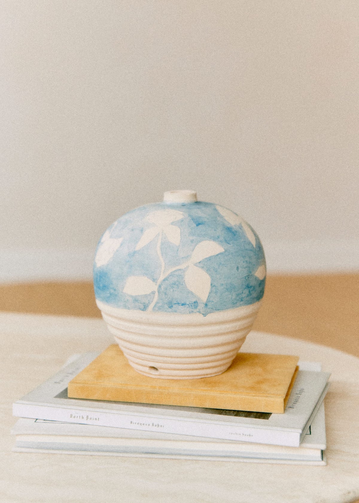 Poterie décorée petit modèle - Maia Bunge - Jardin secret bleu