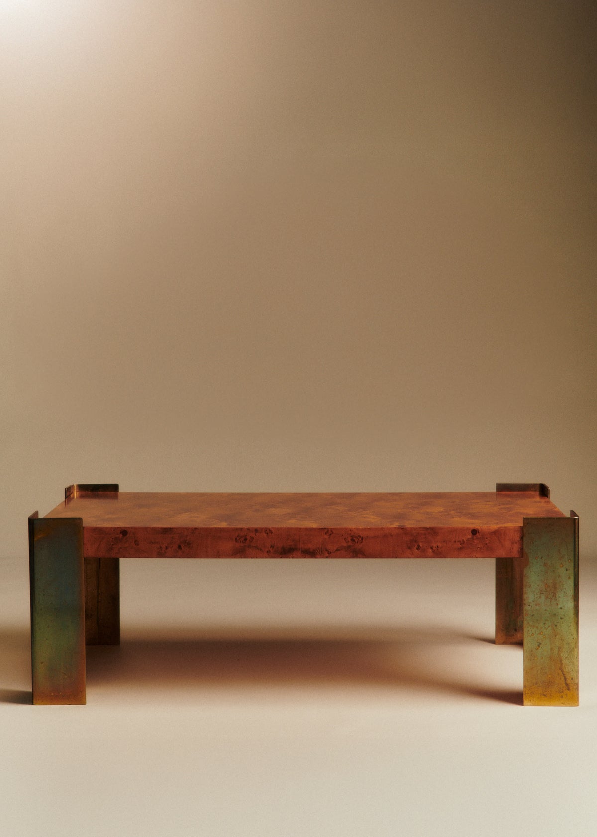 Table basse vintage en loupe d'orme et piètement en laiton - Loupe d'orme
