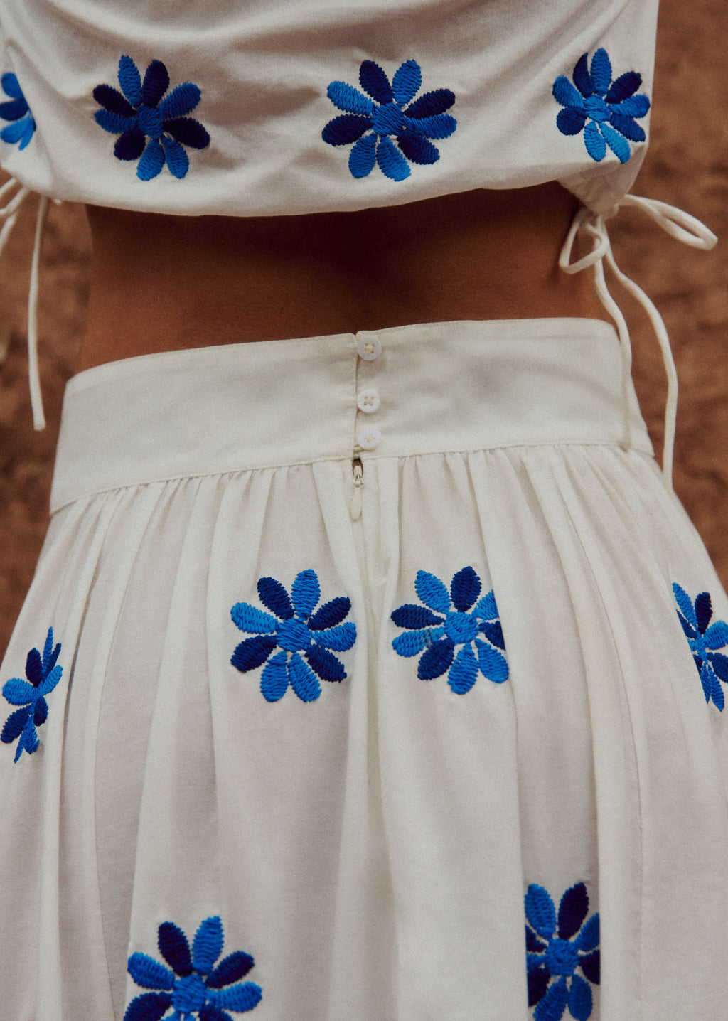 Jupe Arianna - Broderie Contrastée Ancolie Bleu Fond Ecru