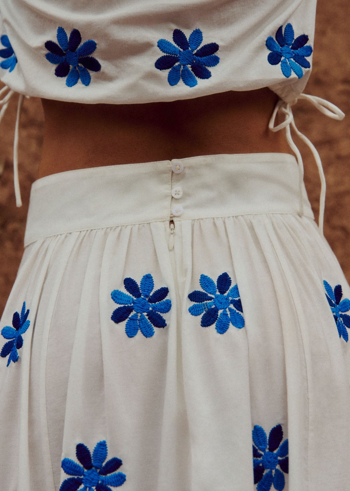 Jupe Arianna - Broderie Contrastée Ancolie Bleu Fond Ecru