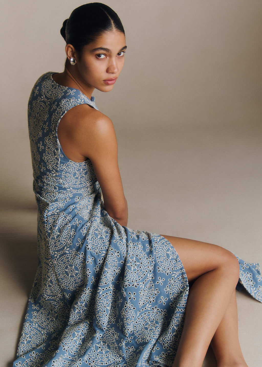 Robe ANNALUISA - Broderie Contrastée Écru Bleu Vintage