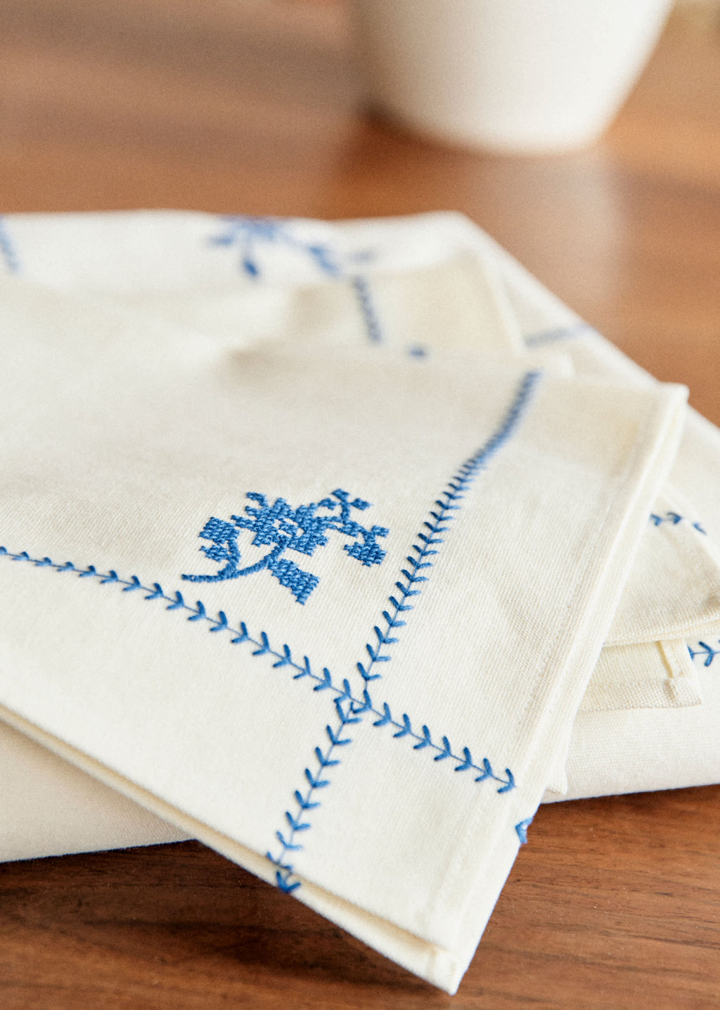Set de 2 serviettes brodées - Broderie Bleu Fond Ecru