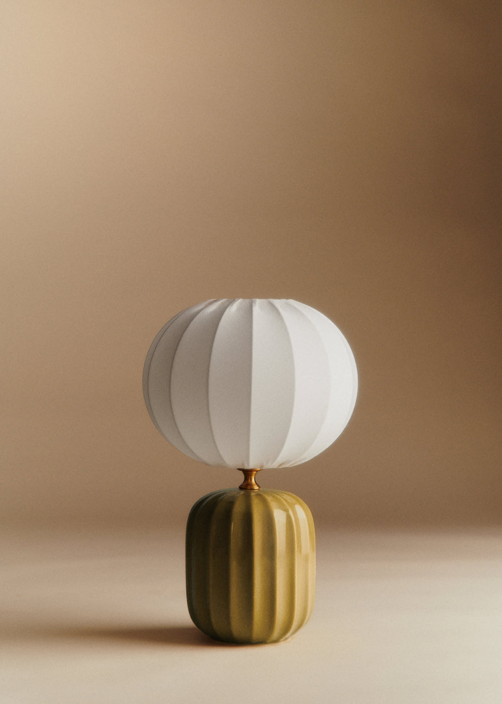 Lampe Traviata petit modèle - Vert olive - Abat-jour Sonate - Écru