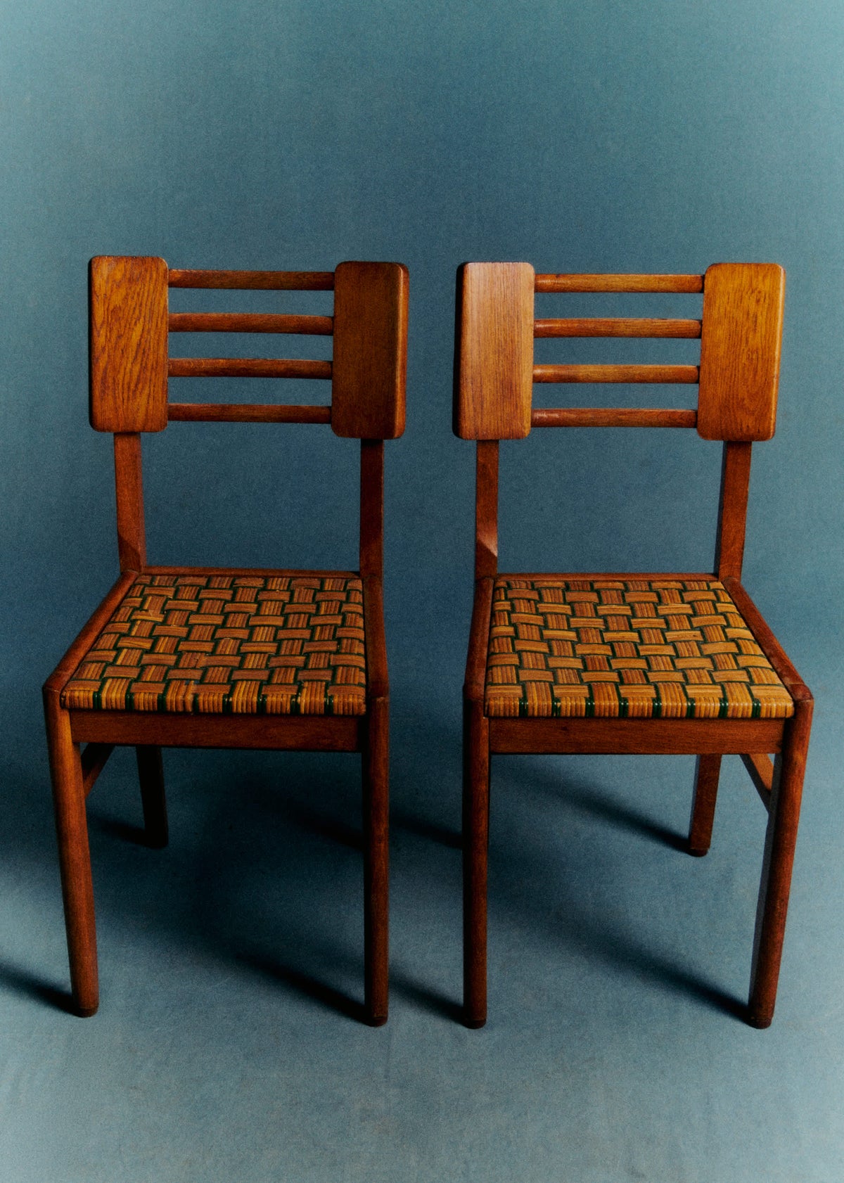 Paire de chaises dans le goût de Pierre Cruège en chêne vernis et rotin tressé années 50 - Chêne