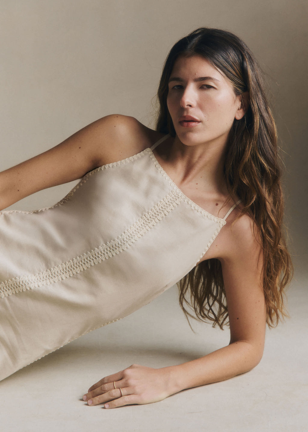 Robe Cherina - Crochet Crème Fond Naturel Patch Taupe