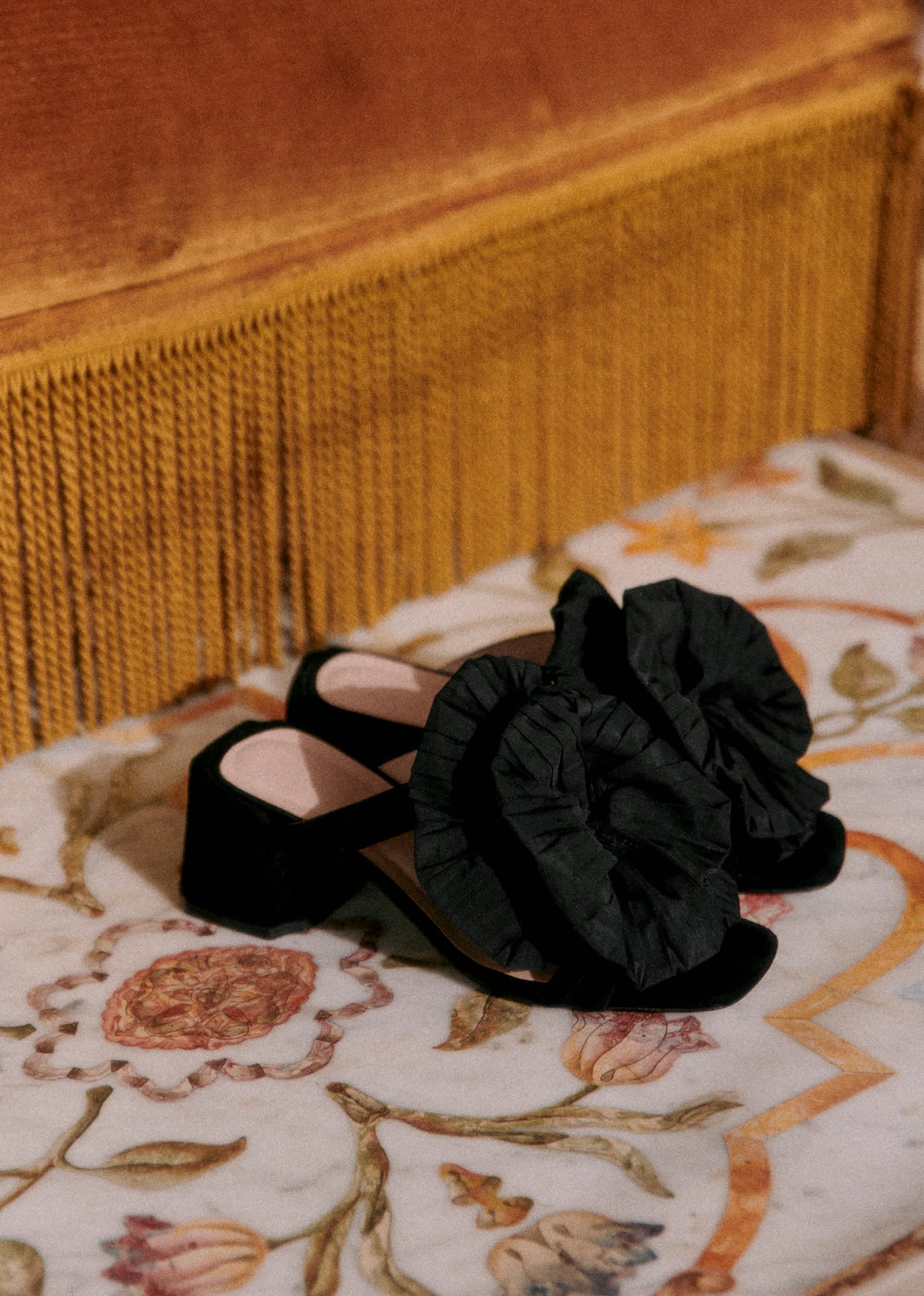 Sandales Renée - CFM Souliers x Editions Sézane - Velours Et Satin Noir