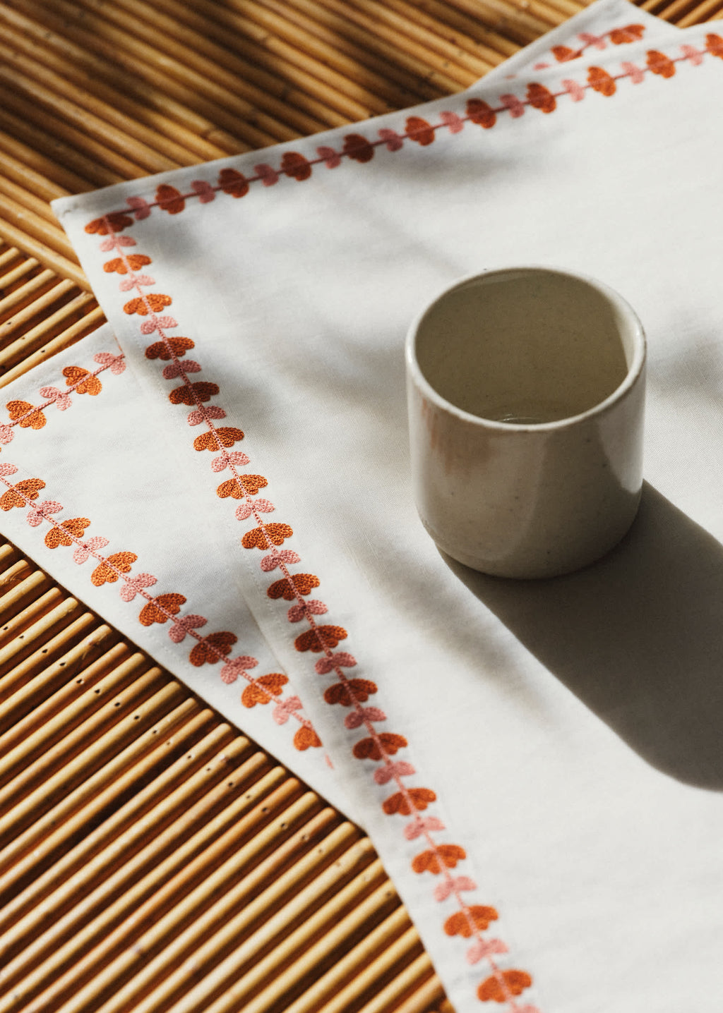 Sets de table brodés - Liseré floral - Blush et Caramel
