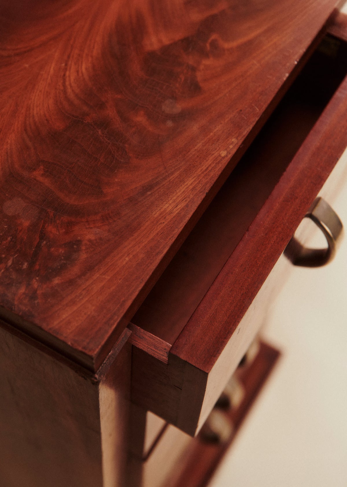 Bureau vintage en placage de ronce d'acajou - Placage de ronce d'acajou