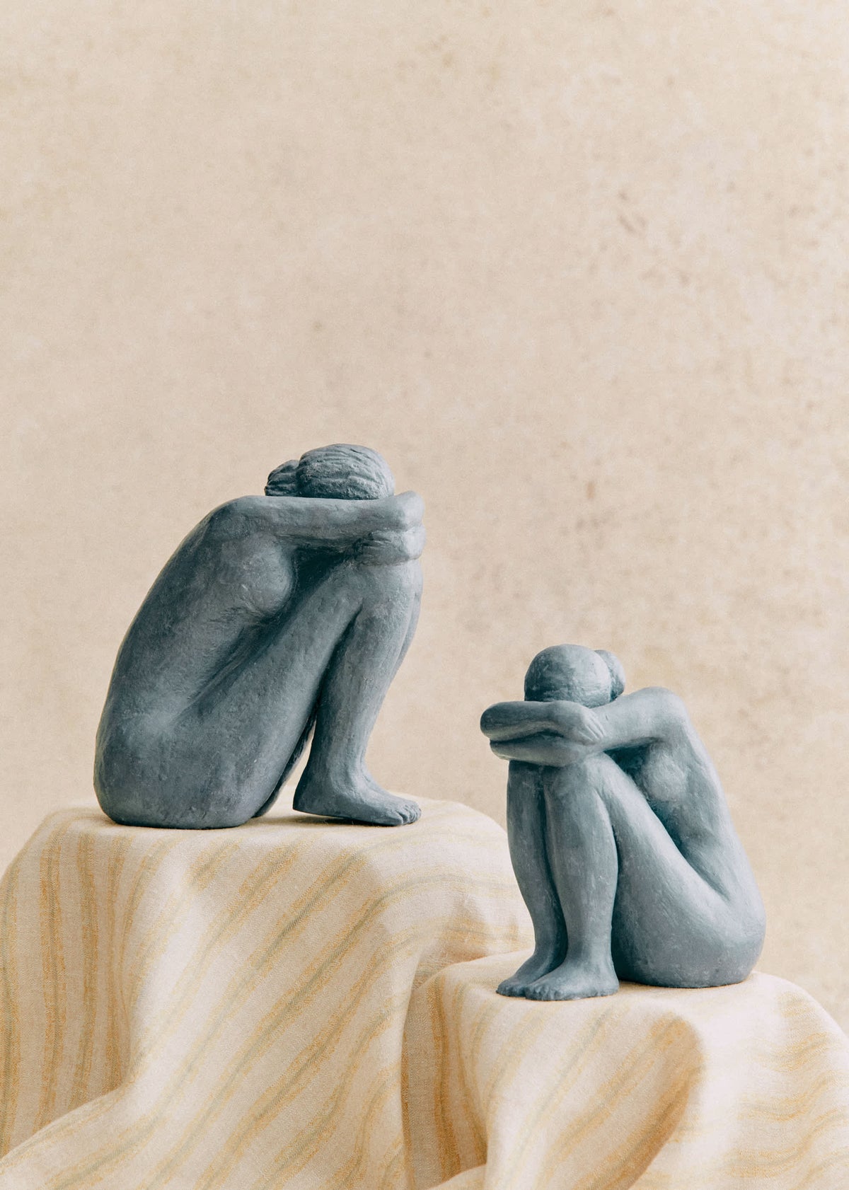 Sculpture Guénolée Courcoux - Femme assise grand modèle - Bleu Gris