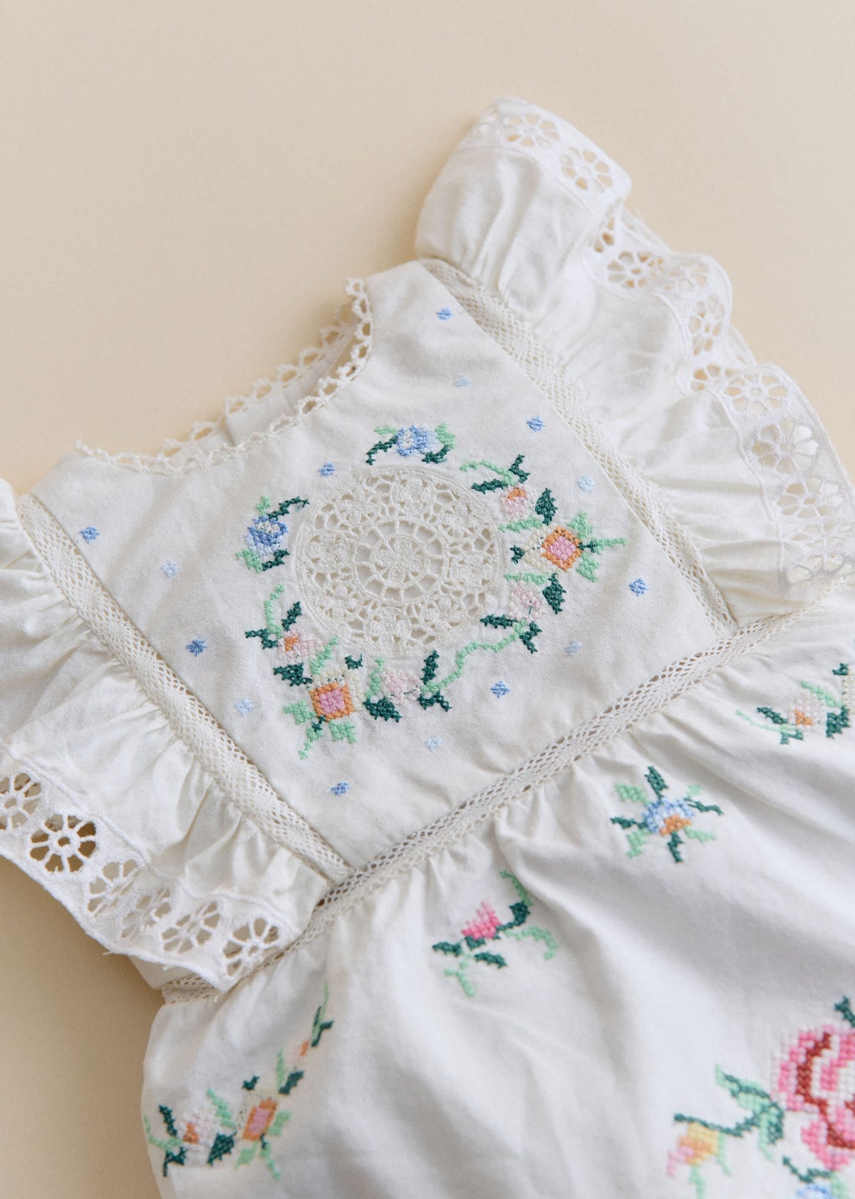 Barboteuse Cassie - Sézane x SEA NY - Broderie Contrastée Mini Multico Fond Écru