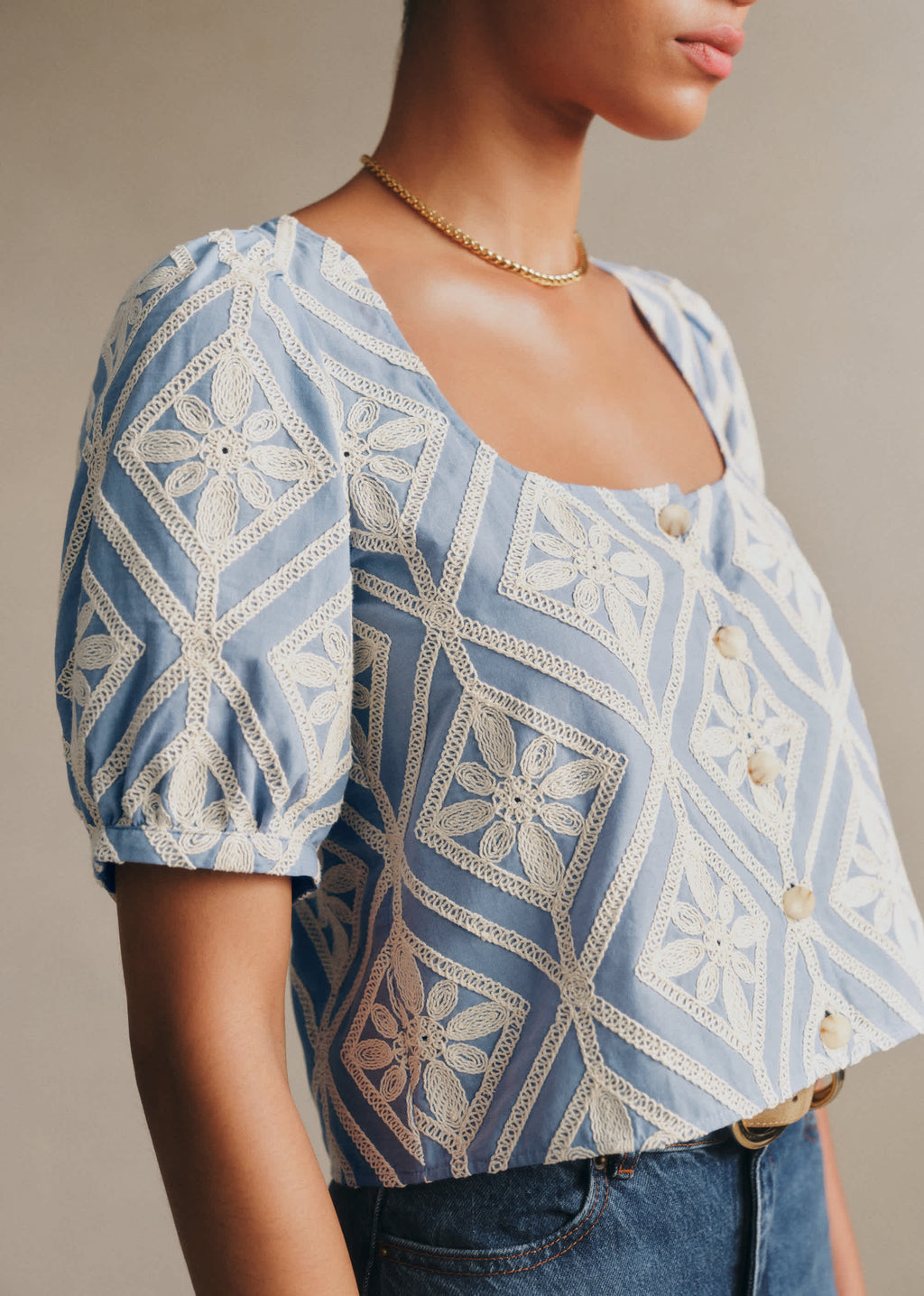 Blouse Laurie - Broderie Contrastée Écru Fond Ciel