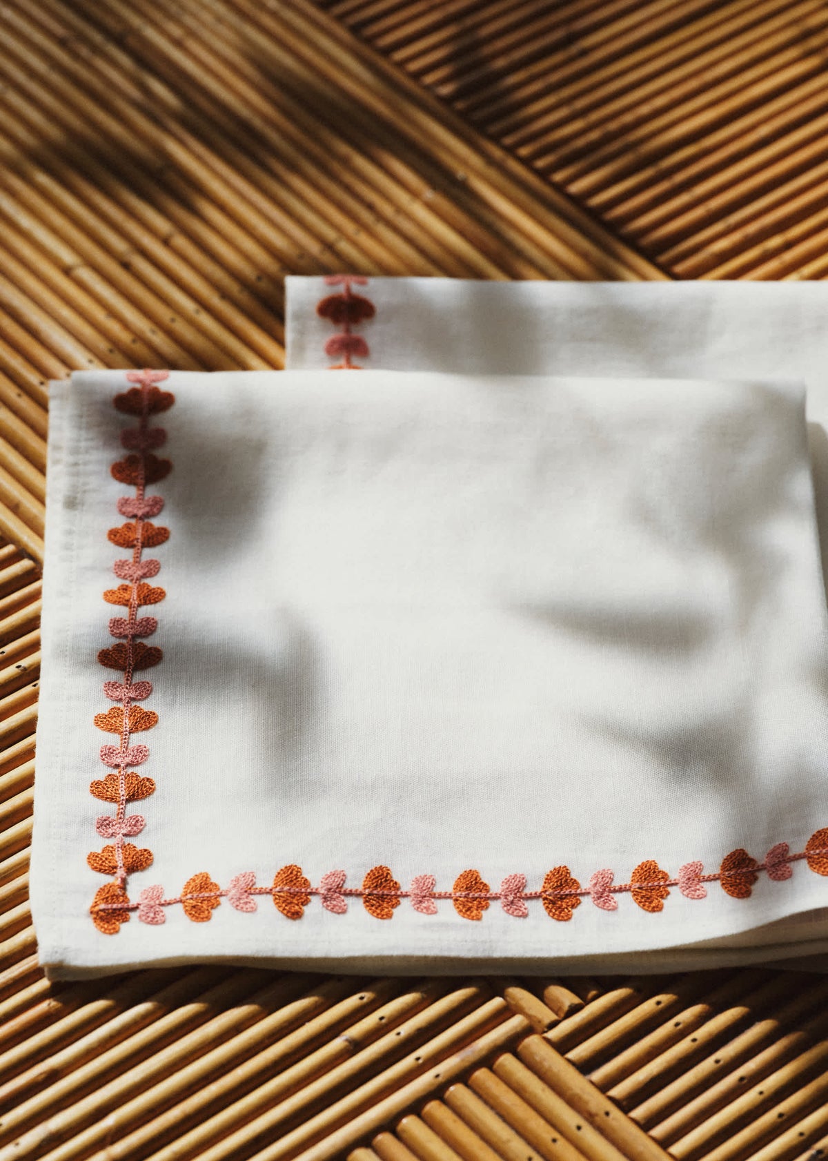 Set de 2 serviettes brodées - Liseré floral - Blush et Caramel