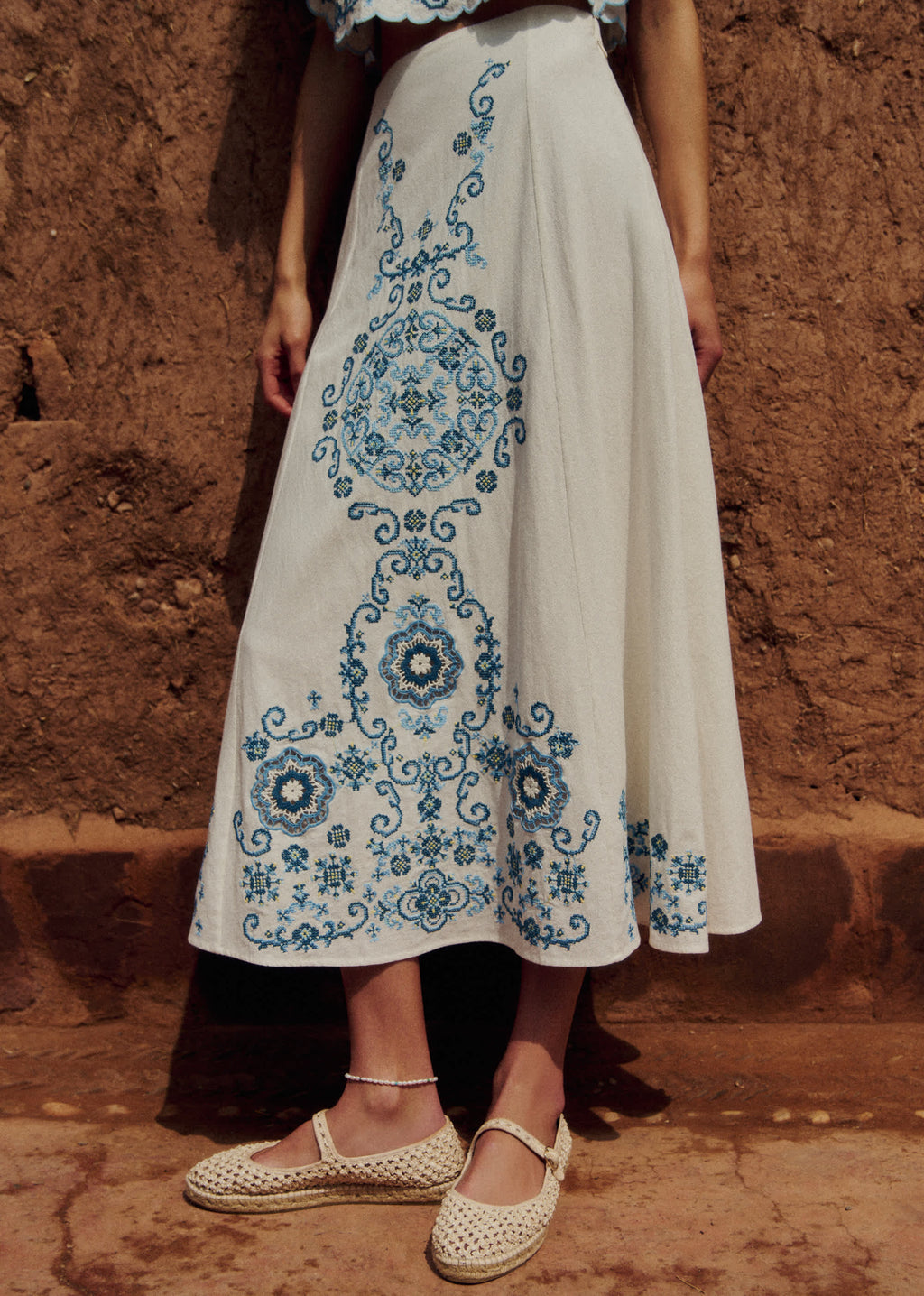 Jupe Agata - Broderie Contrastée Bleu Fond Ecru