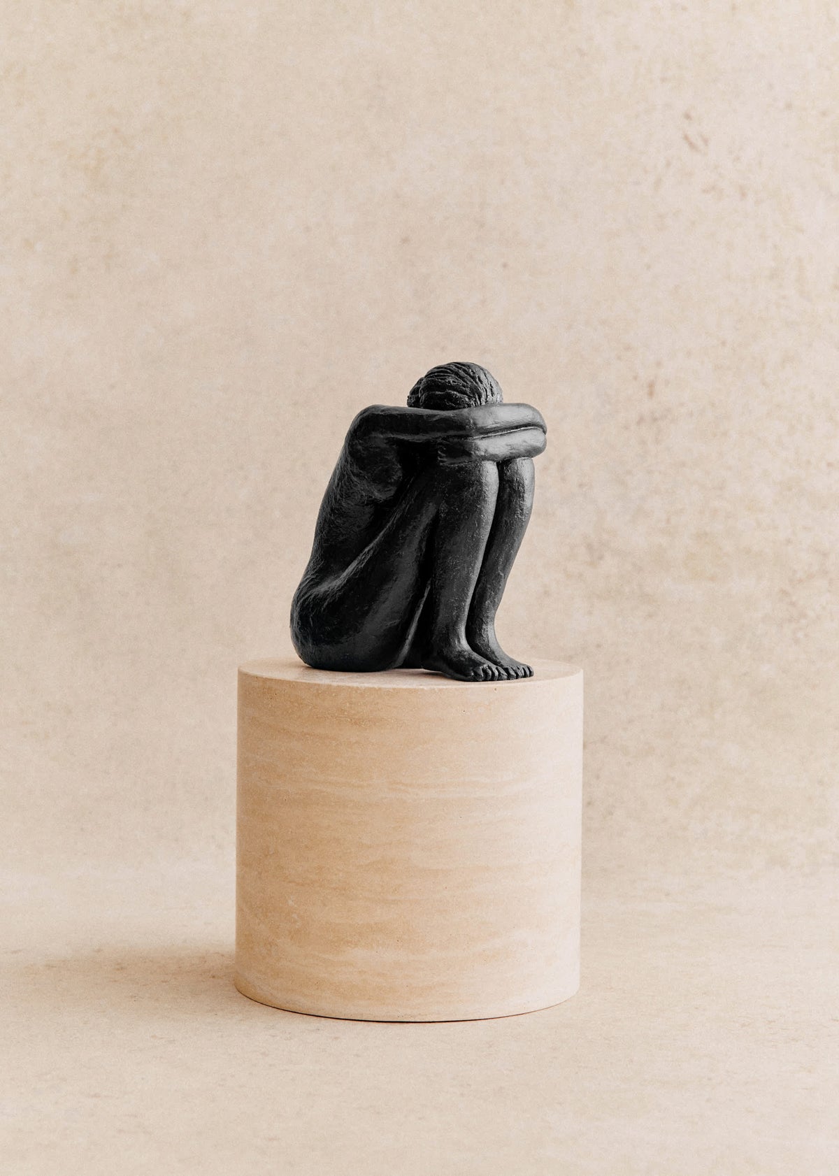 Sculpture Guénolée Courcoux - Femme assise grand modèle - Noir