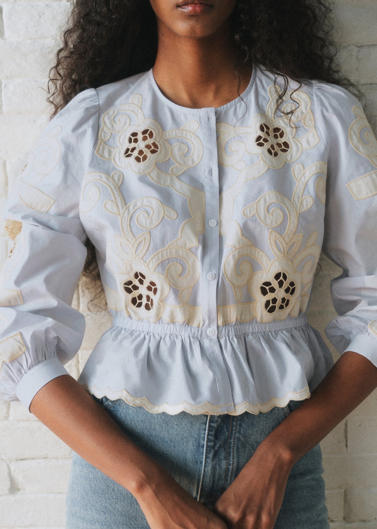 Chemise Avila - Sézane x Sea NY - Broderie Placée Écru Fond Bleu Ciel