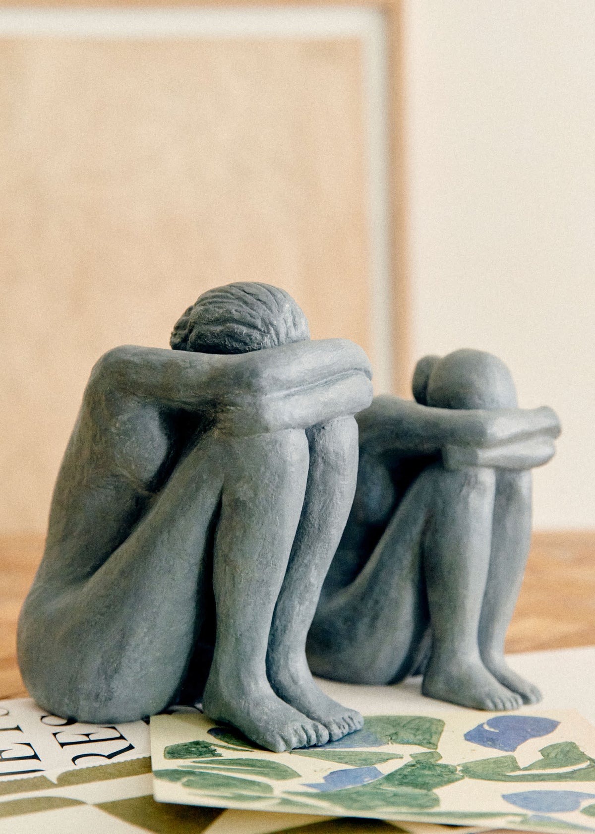 Sculpture Guénolée Courcoux - Femme assise grand modèle - Bleu Gris