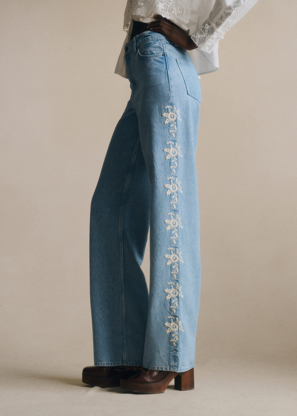 Pantalon Valentin - Sézane x SEA NY - Broderie Placée Crème Fond Bleu Denim