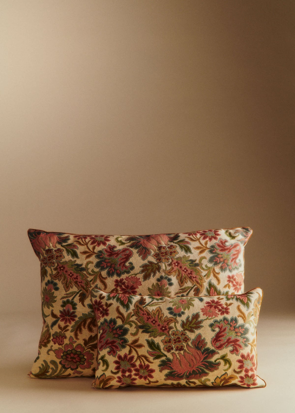 Coussin vintage velours beige - Très grand modèle - Jacquard fleurs de printemps