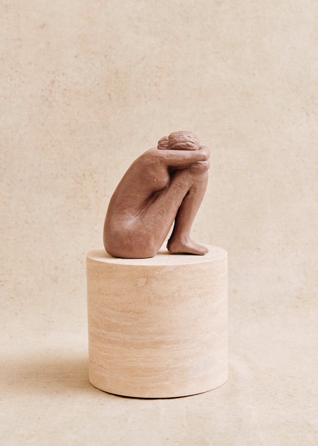 Sculpture Guénolée Courcoux - Femme assise petit modèle - Terracotta