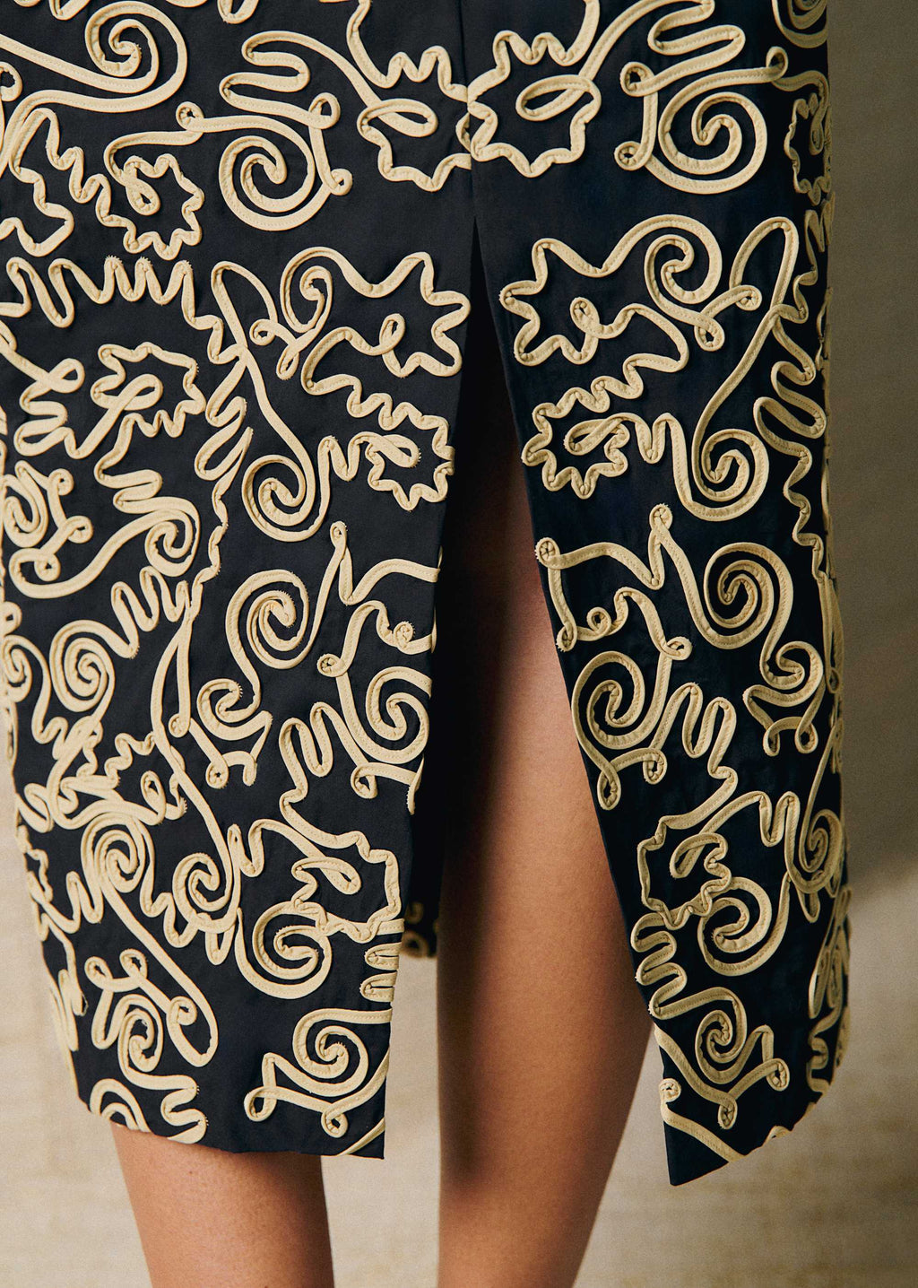 Robe Myda - Broderie Contrastée Dori Ficelle Fond Noir