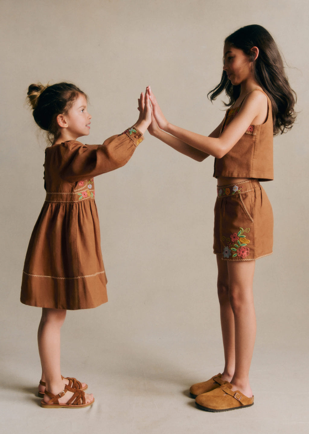 Robe Lisha - Broderie Contrastée Fond Marron
