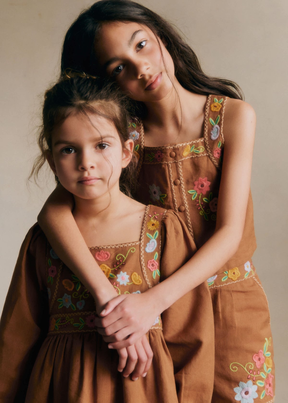 Robe Lisha - Broderie Contrastée Fond Marron