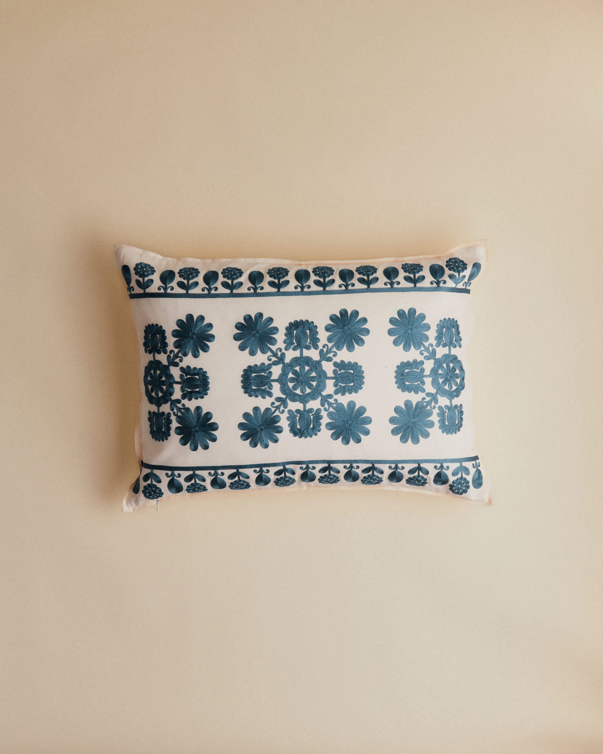 Coussin Brodé - Grand modèle - Le Printemps des Fleurs - Bleu orage