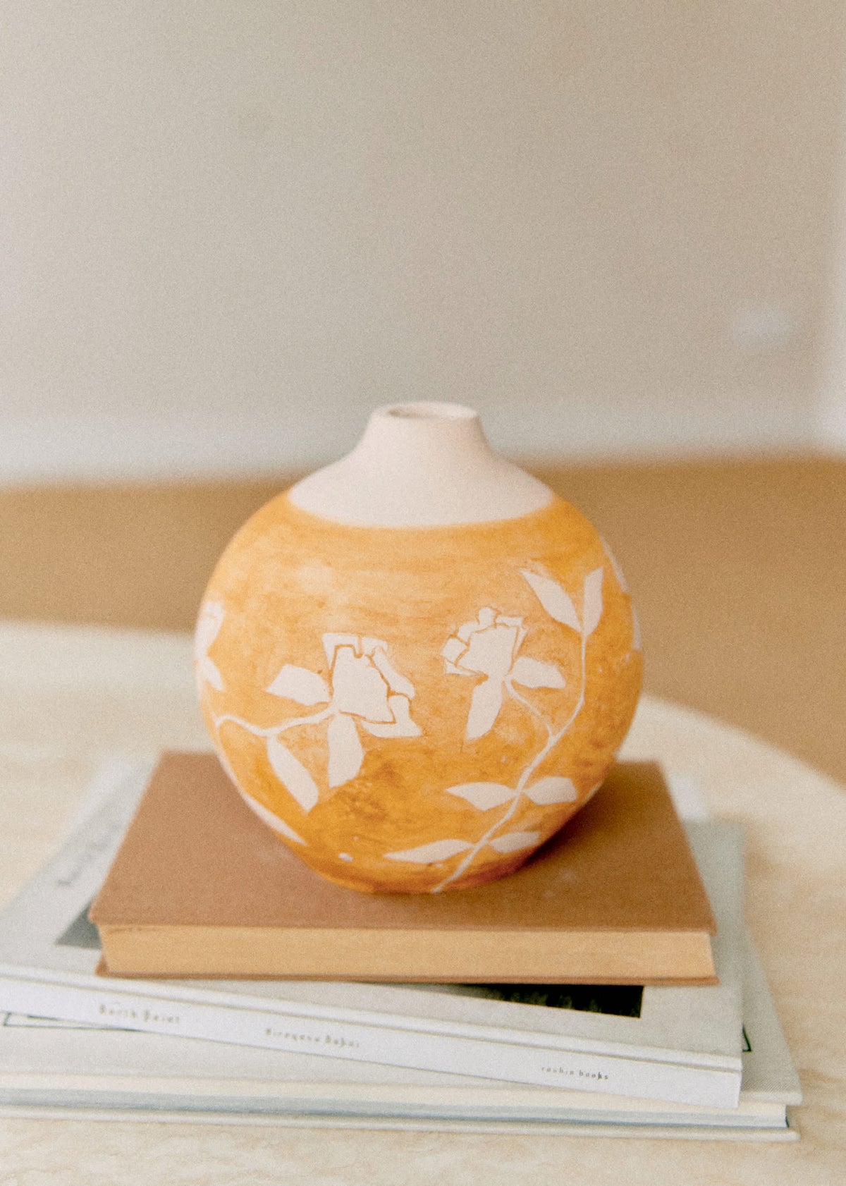 Poterie décorée petit modèle - Maia Bunge - Jardin secret ocre