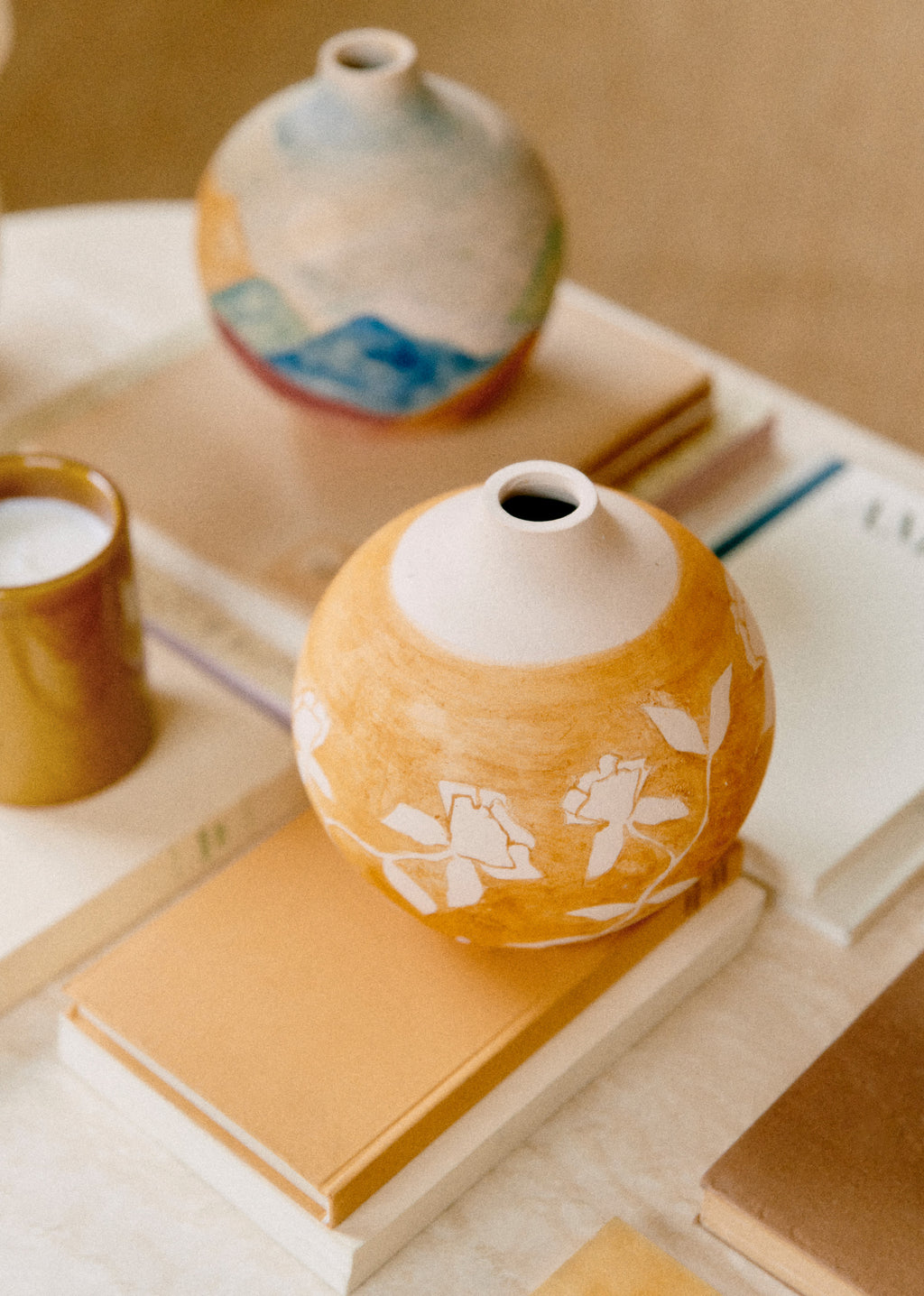 Poterie décorée petit modèle - Maia Bunge - Jardin secret ocre