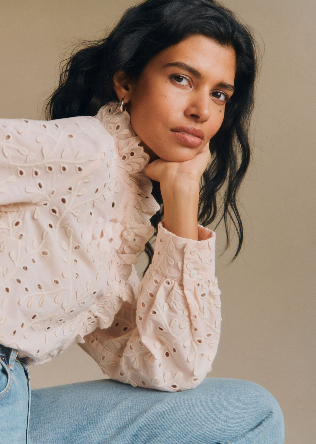 Chemise Chlo - Broderie contrastée Petales ecru fond rose pale
