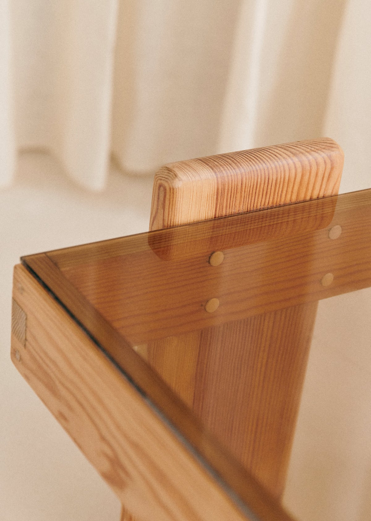 Table basse carrée vintage - Pin et verre fumé