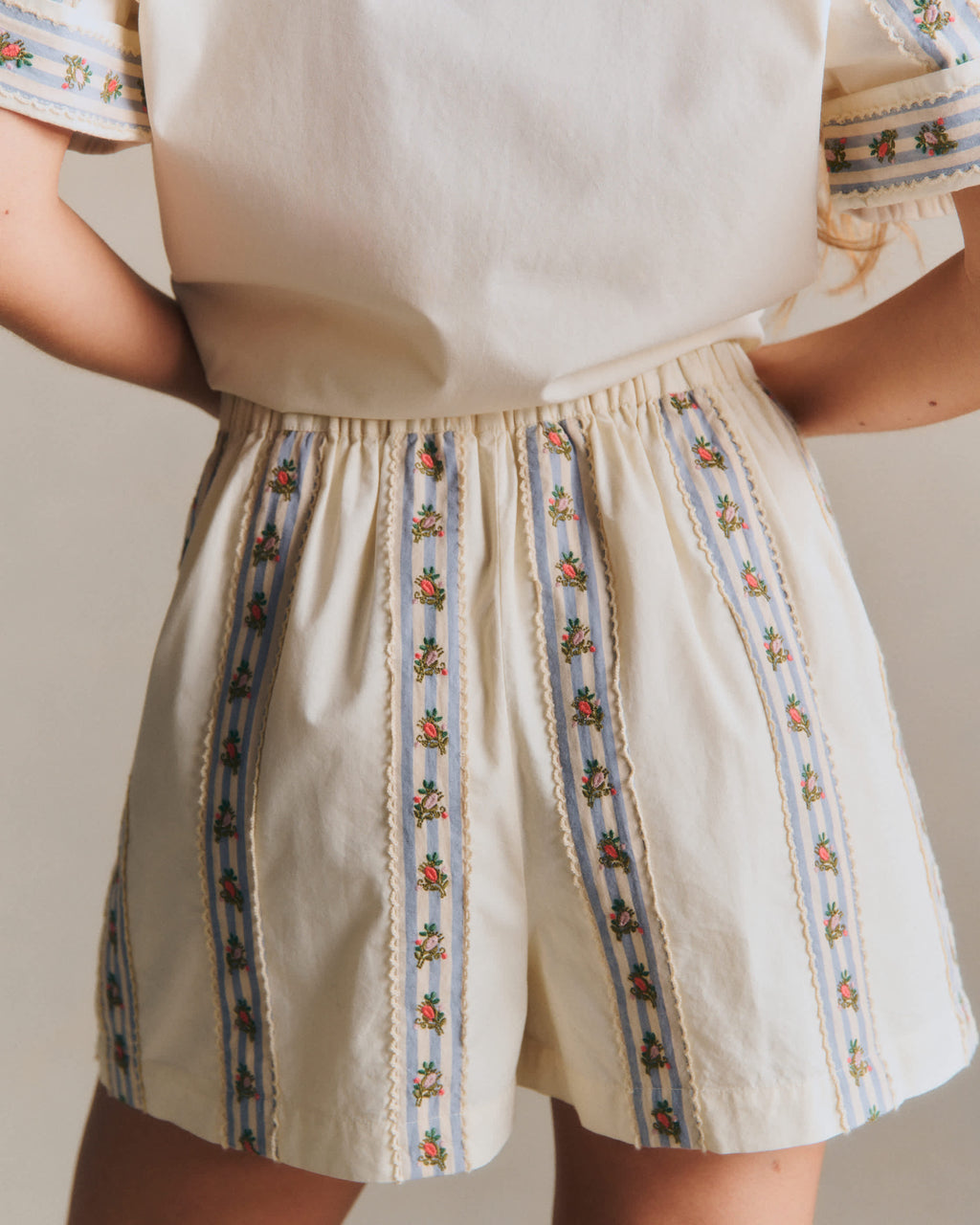 Short Nicolo - Broderie Placée Ecru Détails Rayures Bleu