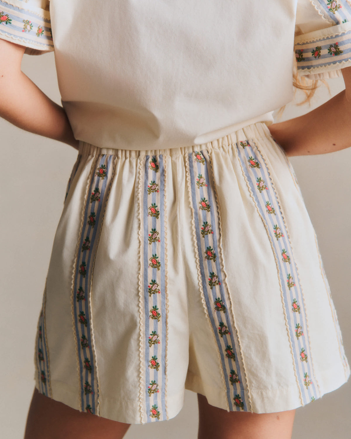 Short Nicolo - Broderie Placée Ecru Détails Rayures Bleu