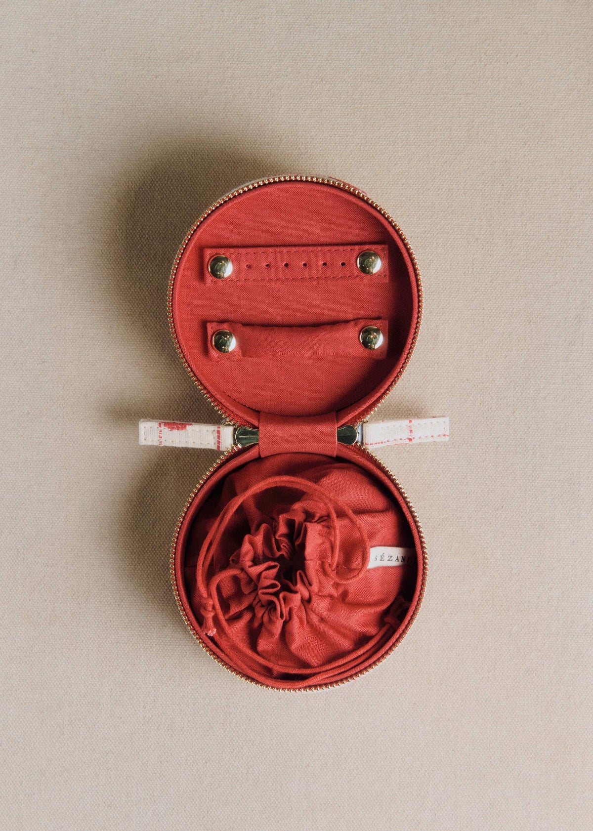 Écrin à bijoux - Broderie Coeurs Rouges