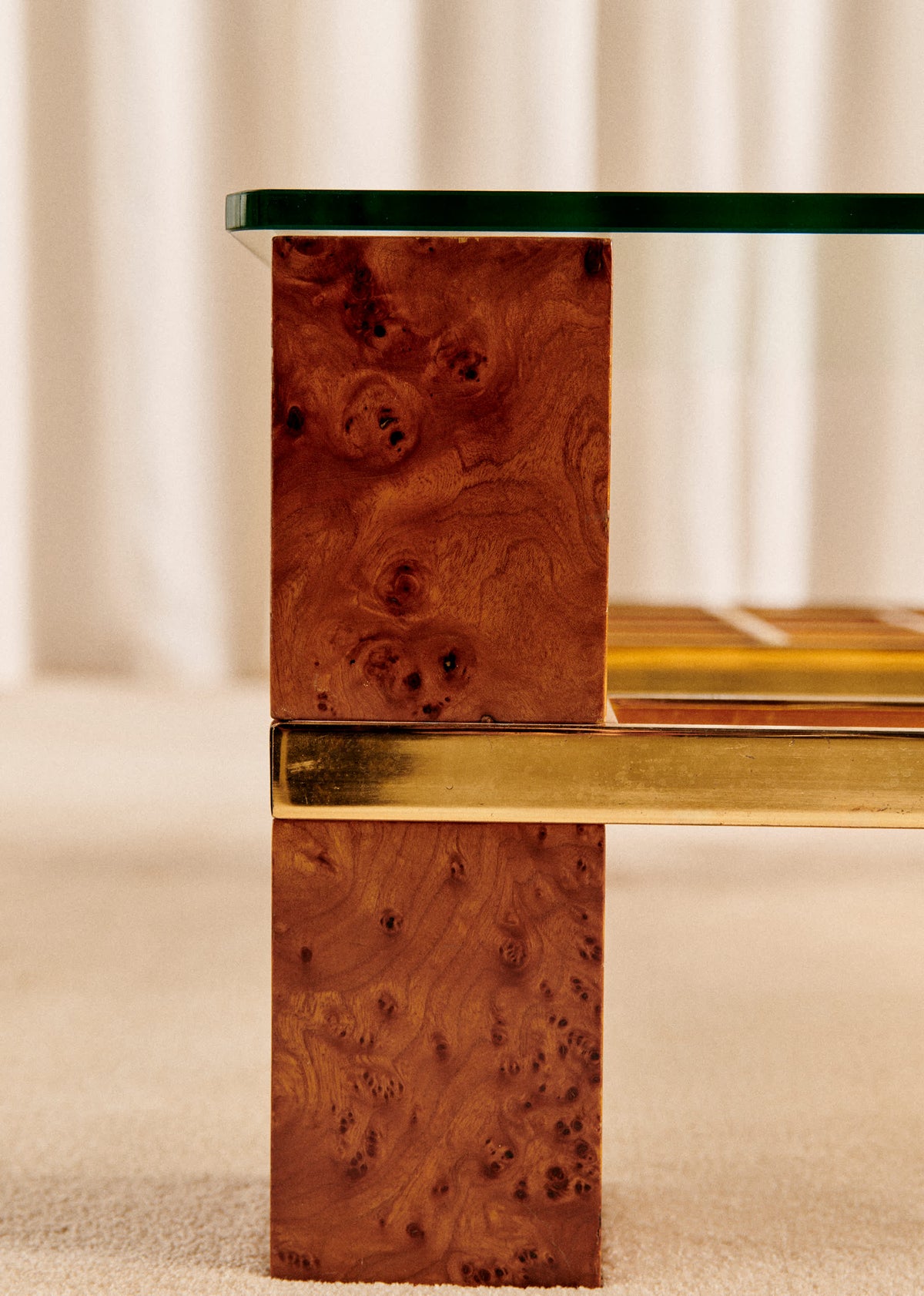 Table basse vintage en bois, laiton et plateau en verre - Bois