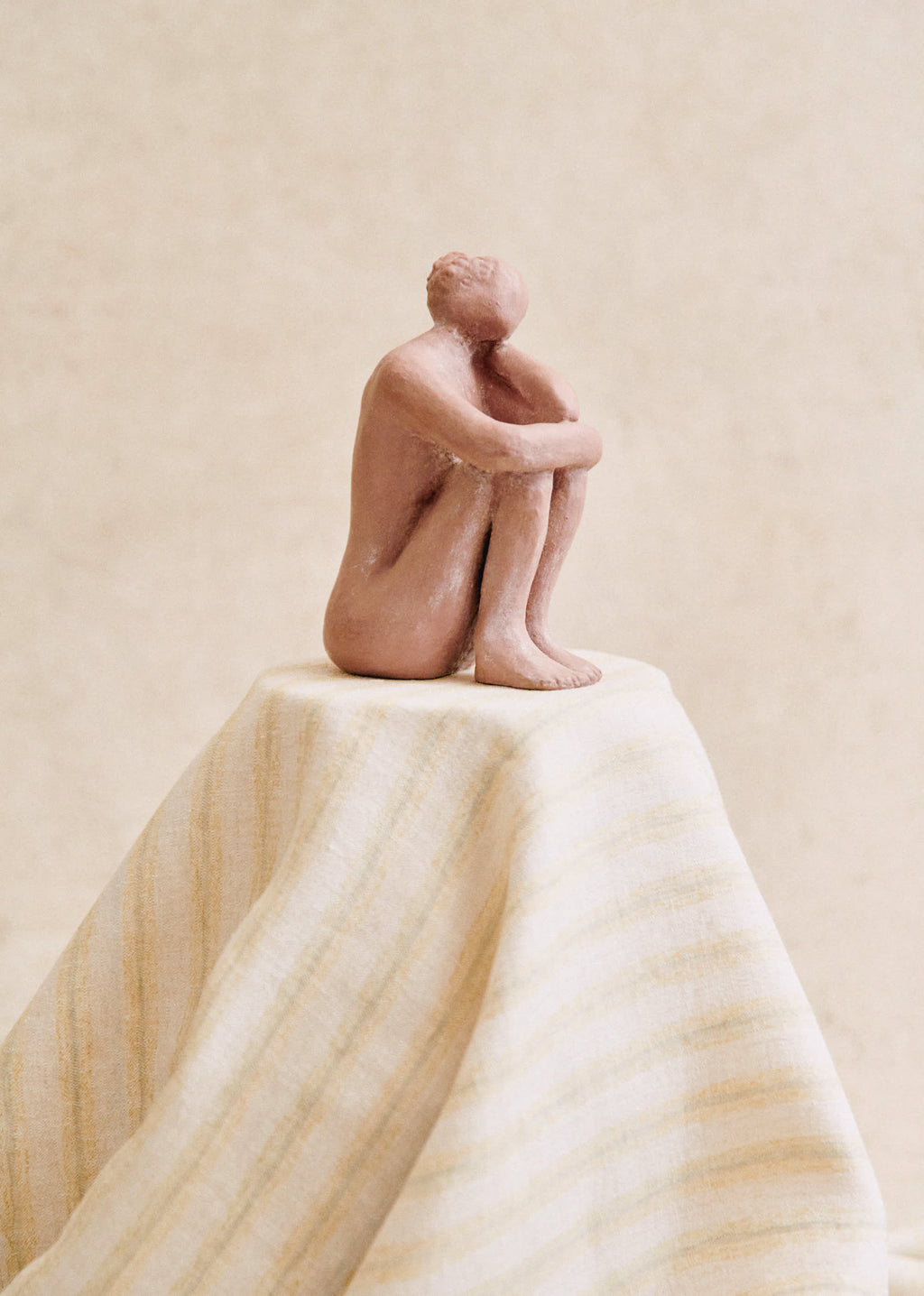 Sculpture Guénolée Courcoux - Femme dans ses pensées petit modèle - Terracotta