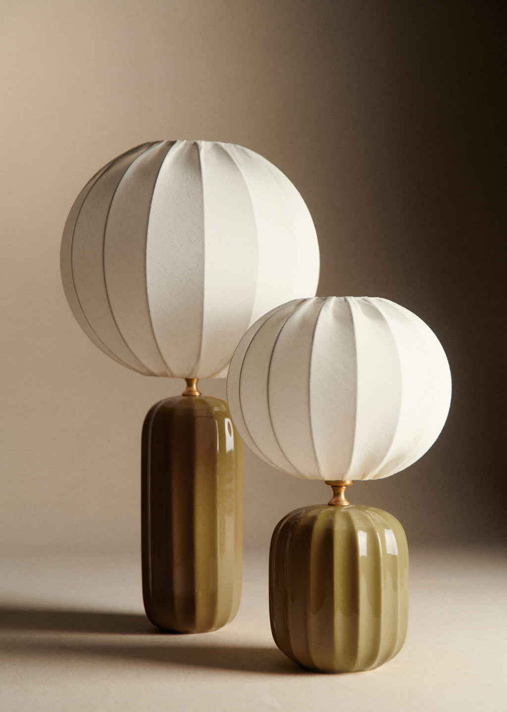 Lampe Traviata petit modèle - Vert olive - Abat-jour Sonate - Écru