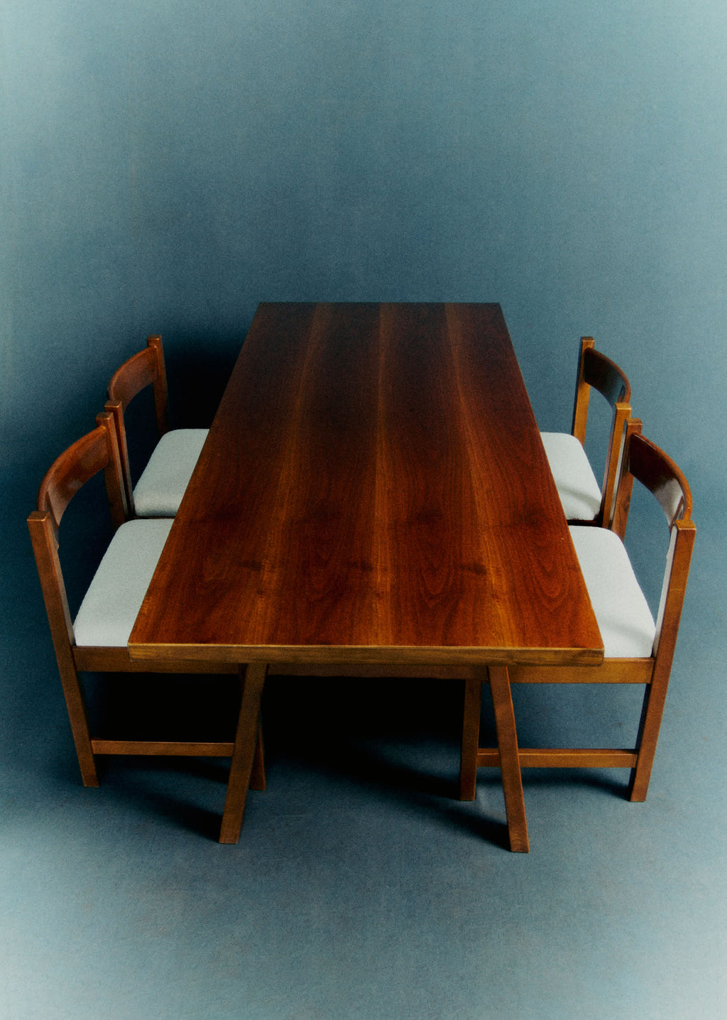 Ensemble table à manger et 4 chaises signé Michelucci - Noyer