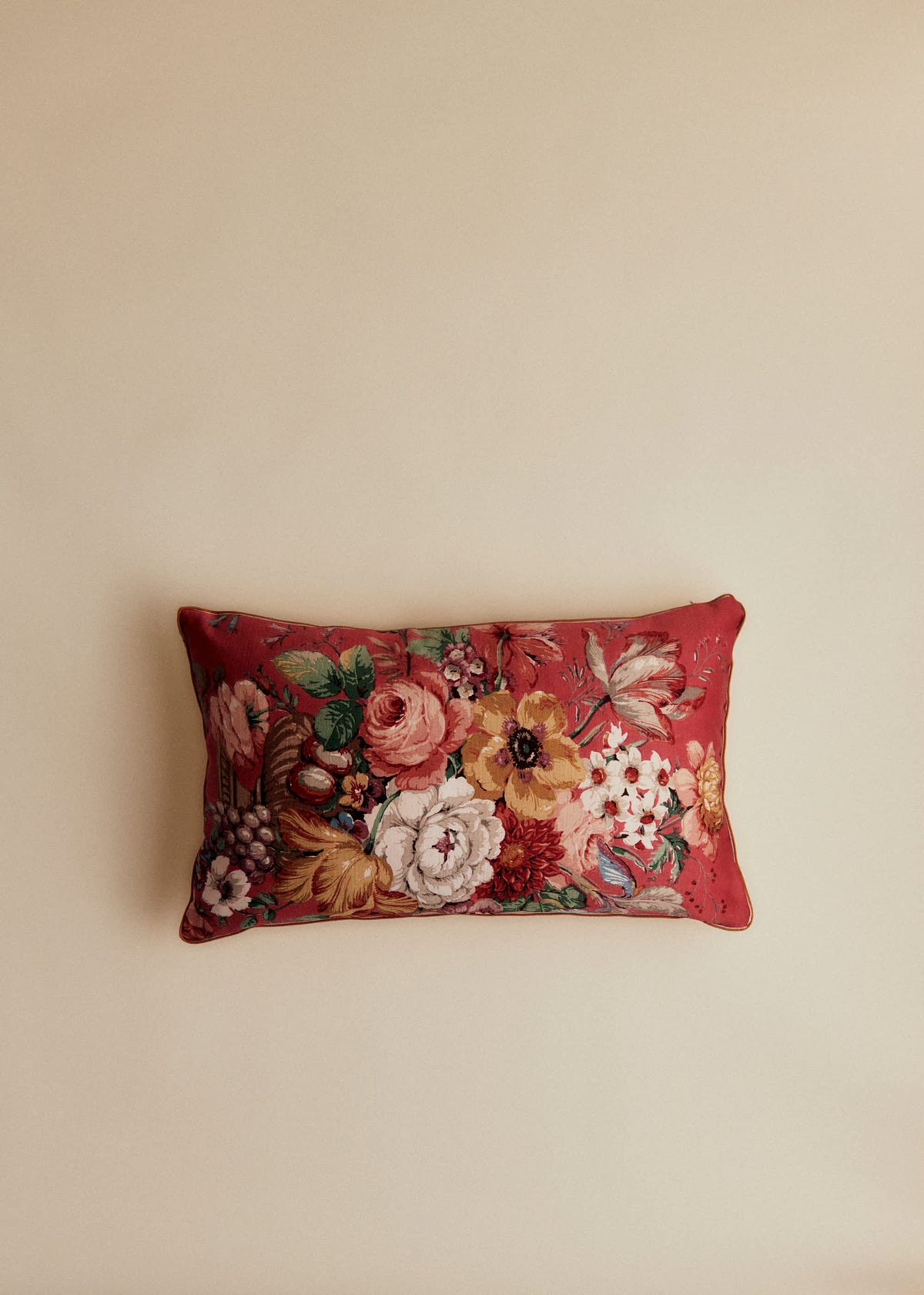 Coussin vintage velours beige - Petit modèle - Imprimé Bouquet Floral Fond Rouge