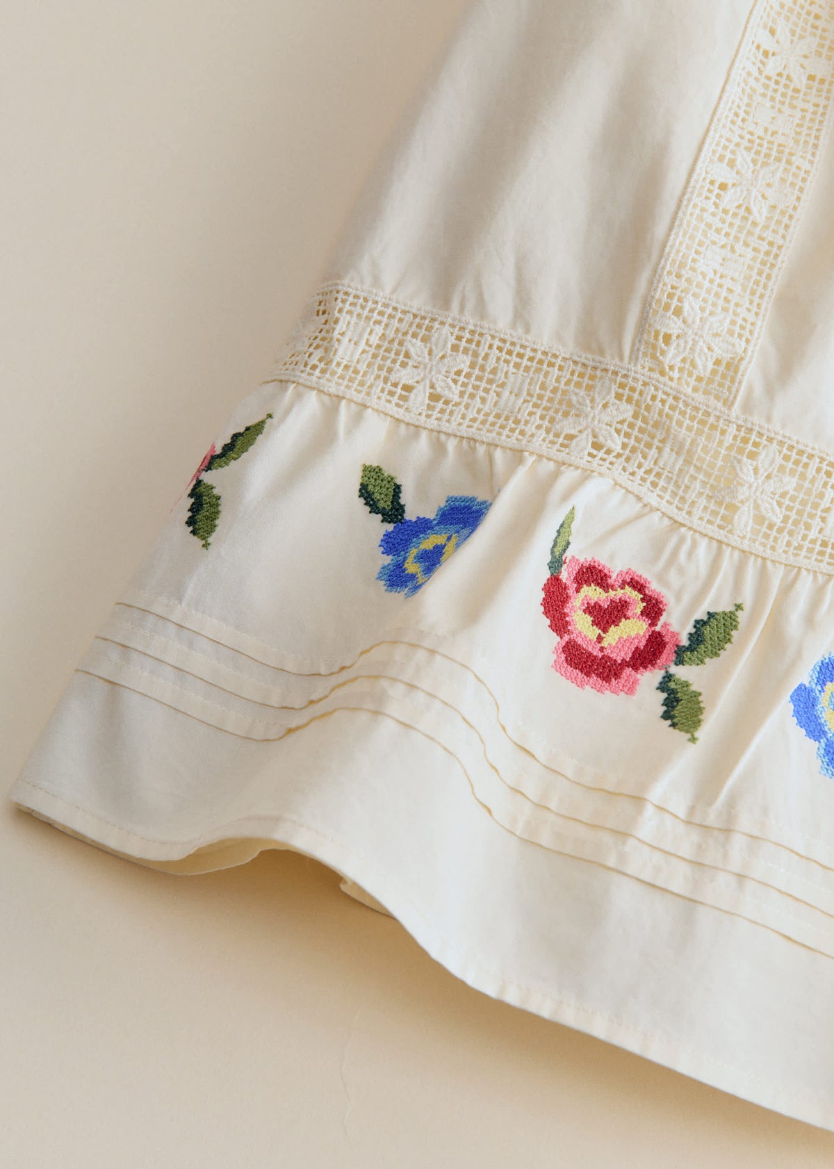 Robe Liara - Broderie Placée Fleur Multico Fond Ecru