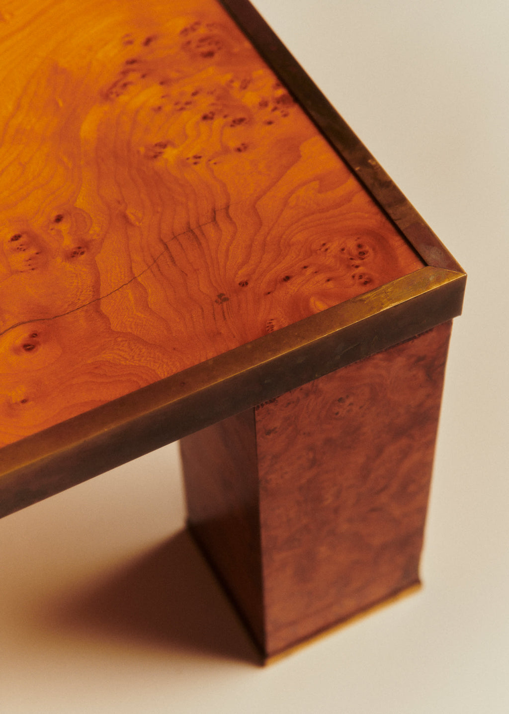 Table basse vintage en loupe d'orme finition laiton - Loupe d'orme