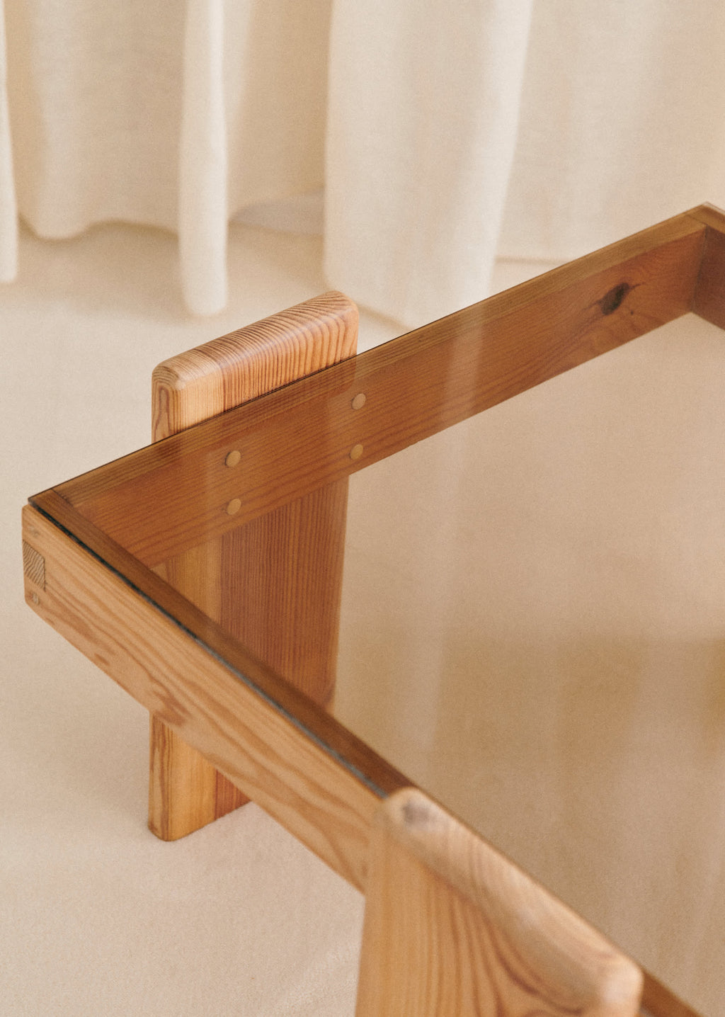 Table basse carrée vintage - Pin et verre fumé