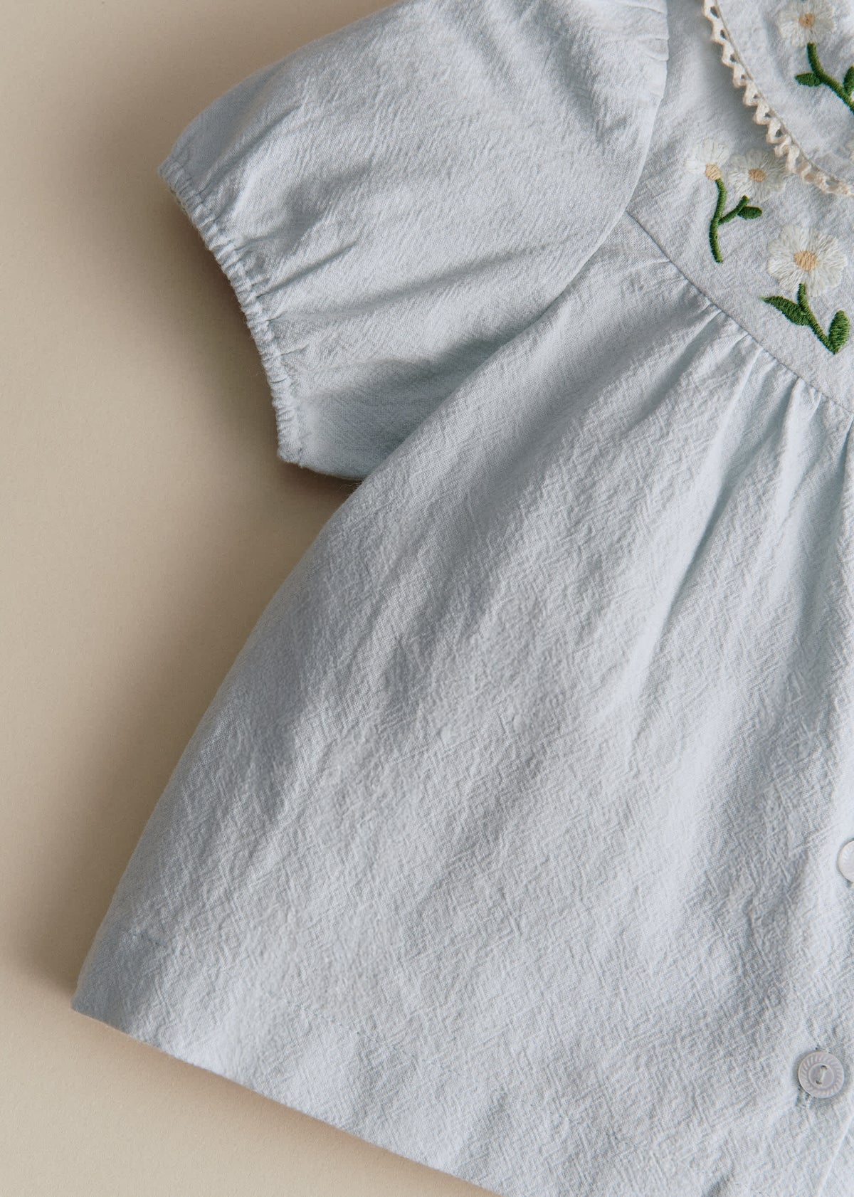 Chemise Bertille - Broderie Contrastée Marguerite Fond Bleu Ciel